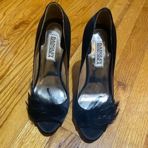 Badgley Mischka 6.5 black pumps with feathers